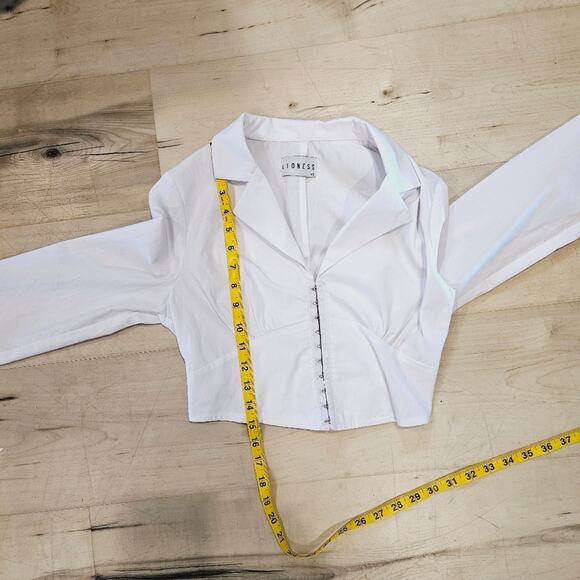 Lioness Long Sleeve Crop Top With Hook And Eye Closure - Picture 6 of 6